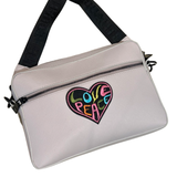 Love Peace Flower PowerTekst Strijk Embleem Patch op een licht beige tas