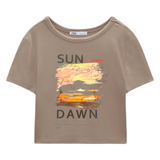 Zon Zonsondergang Sun Dawn Strijk Applicatie op een kort beige t-shirt