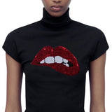 Mond Bijt Op Lip Pailletten Strijk Embleem Patch Rood op een zwart t-shirt