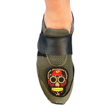 Zwarte Sugar Skull Doodshoofd Opnaai Embleem Patch op een groene canvas schoen