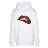 Mond Bijt Op Lip Pailletten Strijk Embleem Patch Oranje op de achterzijde van een witte hoodie