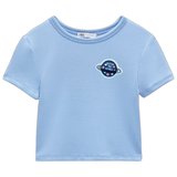 Planeet Out Of The World Tekst Strijk Embleem Patch op een licht blauw shirtje