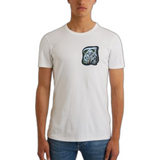 Magere Hein Zwarte Dood Met Zeis Strijk Embleem Patch op een wit t-shirt