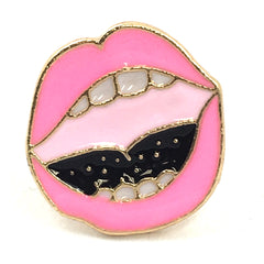 Emaille-Pin eines offenen Mundes mit rosa Lippen