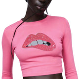 Mond Bijt Op Lip Pailletten Strijk Embleem Patch Licht Roze op een roze longsleeve