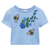 Bloemen Bloem Tak Opnaai Embleem Patch Blauw samen met twee bij strijk patches op een licht blauw t-shirt