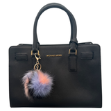 Sleutelhanger Pom Fluffy Tas Keychain Zwart Paars Zalm Roze aan een zwart leren handtas