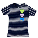 Teddy Beer Strijk Embleem Patch licht groen, lila en blauw op een gestreept t-shirtje