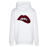 Mond Bijt Op Lip Pailletten Strijk Embleem Patch Rood op de achterzijde van een witte hoodie