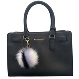 Sleutelhanger Pom Fluffy Tas Keychain Zwart Grijs Wit aan een zwarte handtas