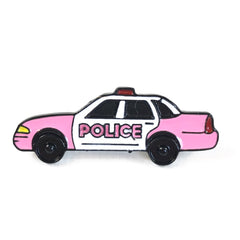 Emaille-Pin eines rosa Polizeiautos mit Polizeitext