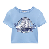 Zeilboot Classic Sailing Tekst Vintage Strijk Applicatie op een blauw kort t-shirt