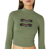 Draak Draken Chinees Dragon Strijk Embleem Patch rechts samen met de linker variant op een groene longsleeve