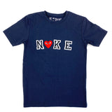 Rood Hartje Met Oogjes Strijk Embleem Patch samen met zwart witte alfabet letters op een donkerblauw T-Shirtje