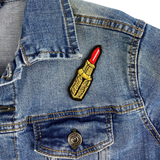 close-up van de Lipstick Houder Knal Rode Lipstick Strijk Embleem Patch