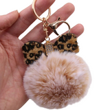 Close-up van de Sleutelhanger Pom Strik Strass Tas Keychain Beige Crème