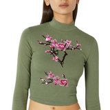 Twee takken van de Magnolia Bloesem tak Opnaai Embleem Patch Set op een groene longsleeve