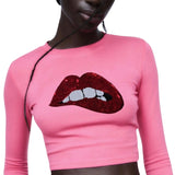 Mond Bijt Op Lip Pailletten Strijk Embleem Patch Rood op een roze longsleeve