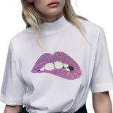 Mond Bijt Op Lip Pailletten Strijk Embleem Patch Lila op een wit t-shirt