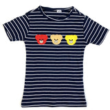 Teddy Beer Strijk Embleem Patch rood, beige en geel op een gestreept t-shirtje