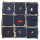 Kerst Cadeau Sok Kerstsok Broche Sierspeld samen met zes andere kerst winter broches op een sierkussen hoesje van spijkerstof