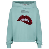 Mond Bijt Op Lip Pailletten Strijk Embleem Patch Rood op een blauwe groene sweater