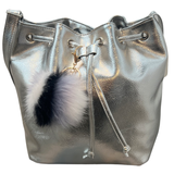 Sleutelhanger Pom Fluffy Tas Keychain Zwart Grijs Wit aan een zilverkleurige tas