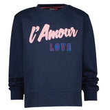 Alfabet Letter Strijk Embleem Patch Rood Blauw op een blauwe sweater