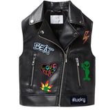 Love Peace Tekst Flower Power Hart Strijk Embleem Patch samen met andere strijk patches op een kleine bodywarmer