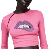 Mond Bijt Op Lip Pailletten Strijk Embleem Patch Lila op een roze longsleeve