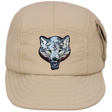 Wolf Groene Ogen Strijk Embleem Patch op een beige pet / cap