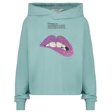 Mond Bijt Op Lip Pailletten Strijk Embleem Patch Lila op een groen blauwe sweater