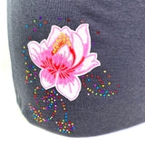 Close-Up van de Roze Lelie Strijk Patch Met Gekleurde Rhinestone Strass Steentjes Strijk Applicatie