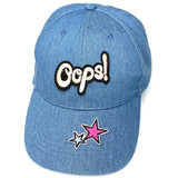 Blauw En Rode Ster Strijk Embleem Patch samen met een Oops! strijk patch op een blauwe cap van spijkerstof