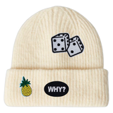 Ananas Strijk Embleem Patch samen met een why tekst en dobbelsteen strijk patch op een witte muts