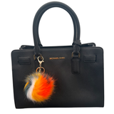 Sleutelhanger Pom Fluffy Tas Keychain Geel Oranje Groen Wit aan een zwarte tas