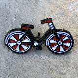 Close-up van een Zwarte Fiets Pin Met Rood Witte Wielen