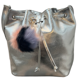 Sleutelhanger Pom Fluffy Tas Keychain Zwart Paars Zalm Roze aan een zilverkleurige tas