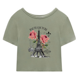 Eiffeltoren Haute Couture Vintage Strijk Applicatie op een groen kort t-shirt