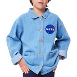 Nasa Embleem Tekst Strijk Applicatie op een spijkerblouse kindermaat