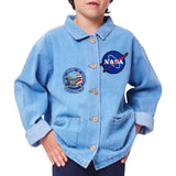 Astronaut United States Of America Tekst Space Shuttle Strijk Embleem Patch samen met een nasa embleem patch op een spijkerblouse