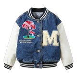 Palmboom Oase Flamingo XL Strijk Embleem Patch op een kleine baseball jas van spijkerstof