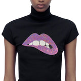 Mond Bijt Op Lip Pailletten Strijk Embleem Patch Lila op een zwart t-shirt