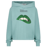 Mond Bijt Op Lip Pailletten Strijk Embleem Patch Groen op een groen blauwe sweater