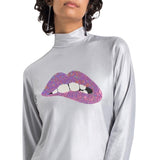 Mond Bijt Op Lip Pailletten Strijk Embleem Patch Lila op een zilverkleurige longsleeve