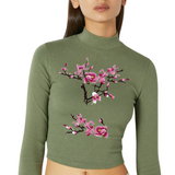 Magnolia Bloesem tak Opnaai Embleem Patch Middelste samen met een variant op een groene longsleeve