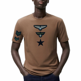 Air Force Aviator Strijk Rang Embleem Patch samen met ander leger strijk patches op een bruin t-shirt