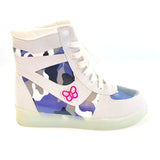 Wit Roze Vlinder Strijk Embleem Patch op een camouflage hoge sneaker