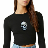 Skull Doodskop Schedel Strijk Embleem Patch op een zwarte longsleeve