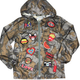 Hotdog Broodje Worst Strijk Embleem Patch samen met vele andere strijk patches op een regenjas met camouflage print